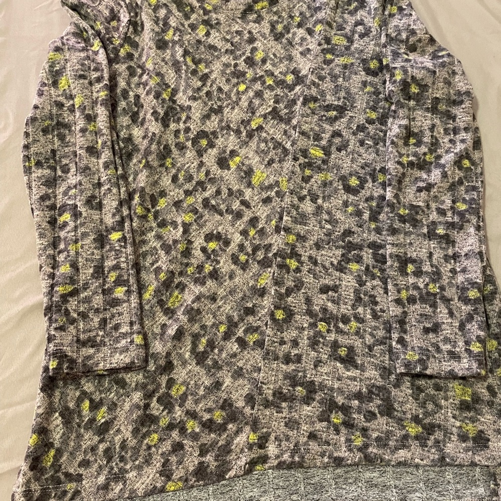 Vera Wang Gray and Yellow Knit Top